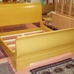 Sleigh bed