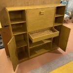 The two top and bottom three shelves are adjustable